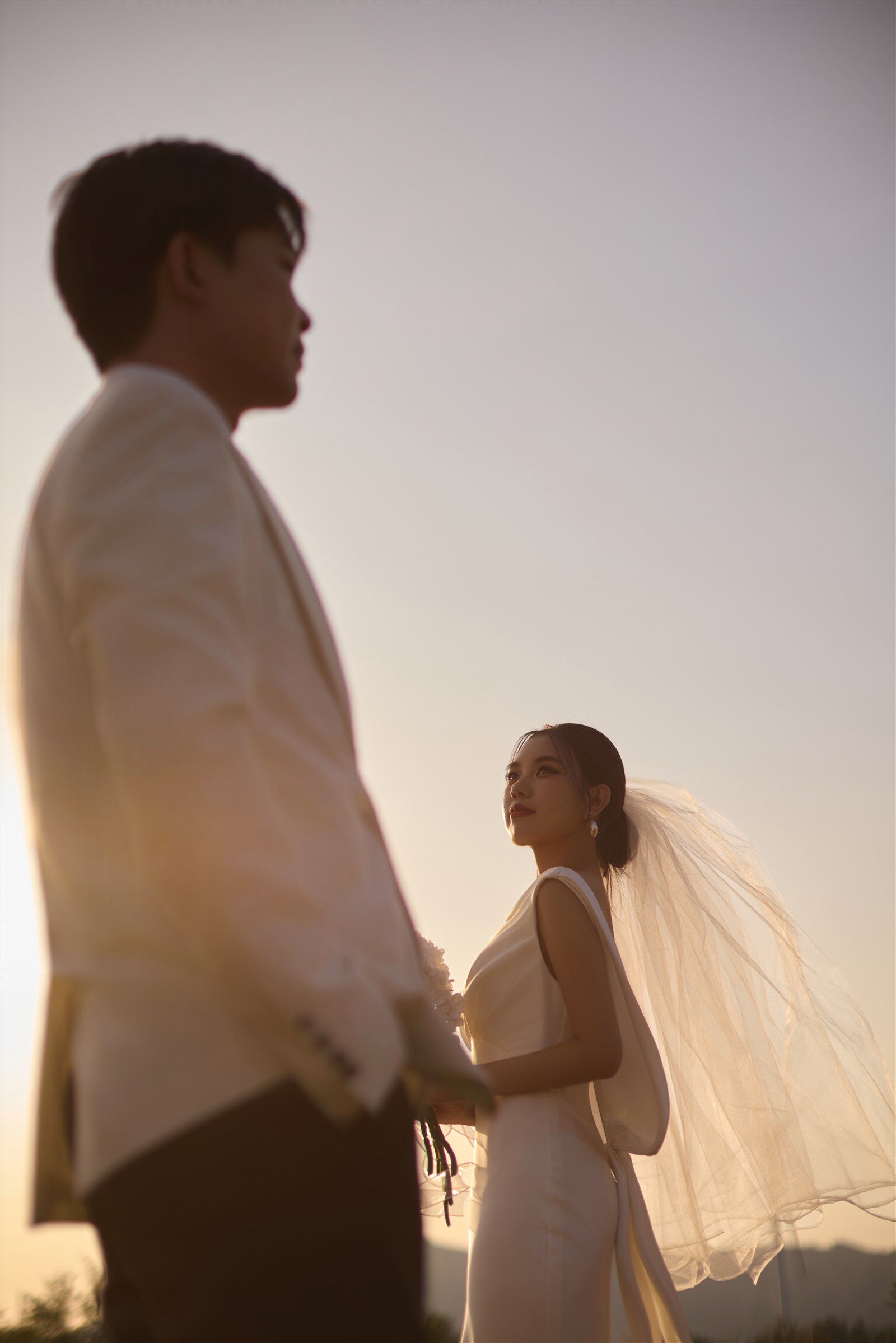 夕阳下新娘望向新郎