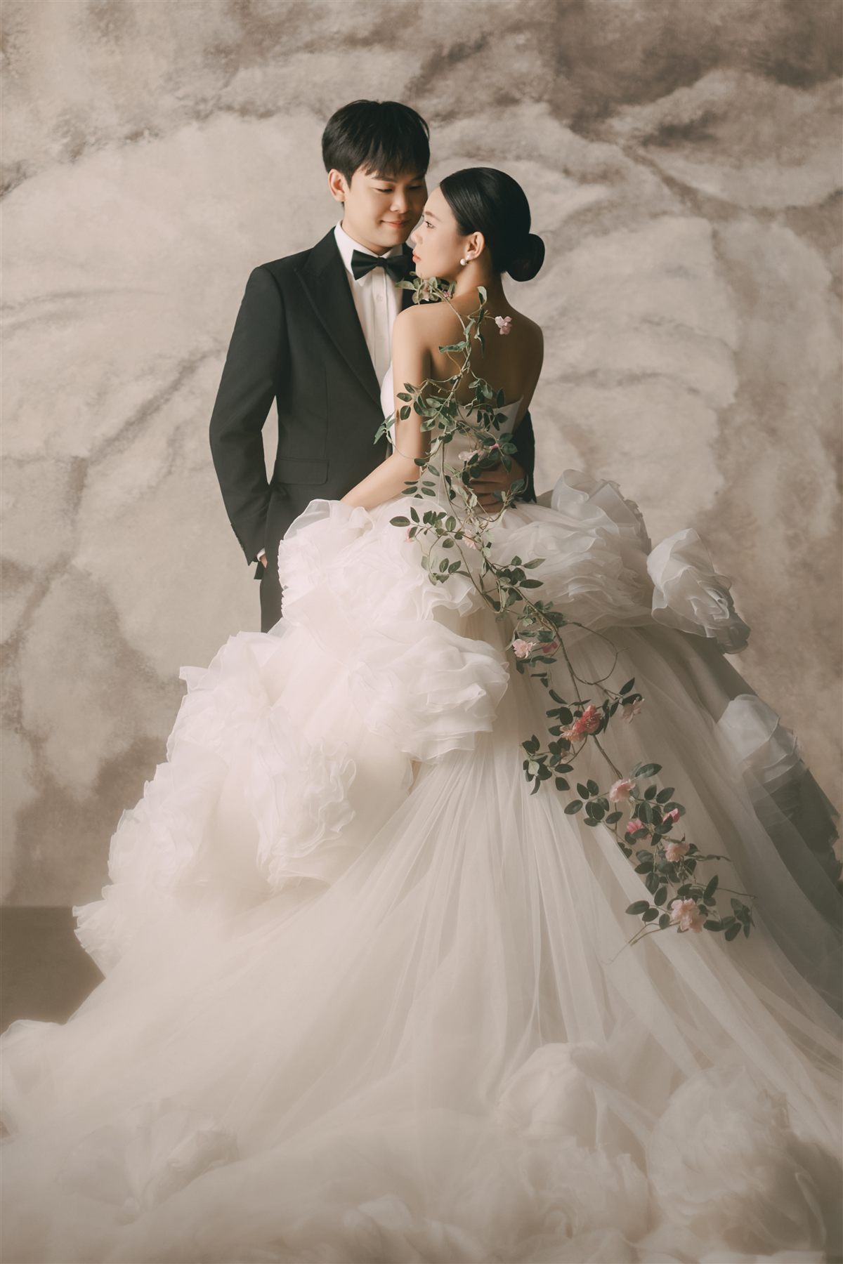 花枝与礼服交织的婚纱照